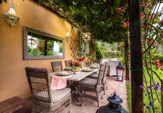Villa i Lucca - VILLA D'AMICO, charming indulgence overlooking Lucca Town Centre Villa i Lucca - VILLA D'AMICO, charming indulgence overlooking Lucca Town Centre