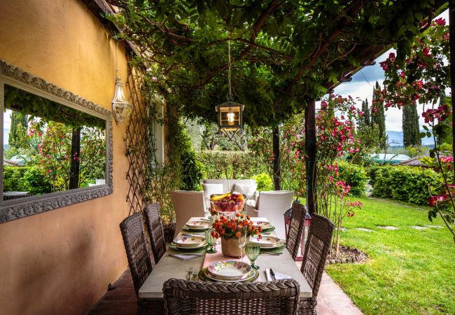 Villa i Lucca - VILLA D'AMICO, charming indulgence overlooking Lucca Town Centre Villa i Lucca - VILLA D'AMICO, charming indulgence overlooking Lucca Town Centre