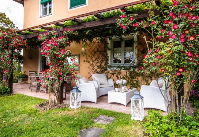 Villa i Lucca - VILLA D'AMICO, charming indulgence overlooking Lucca Town Centre Villa i Lucca - VILLA D'AMICO, charming indulgence overlooking Lucca Town Centre