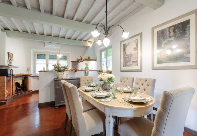 Villa i Lucca - VILLA D'AMICO, charming indulgence overlooking Lucca Town Centre Villa i Lucca - VILLA D'AMICO, charming indulgence overlooking Lucca Town Centre