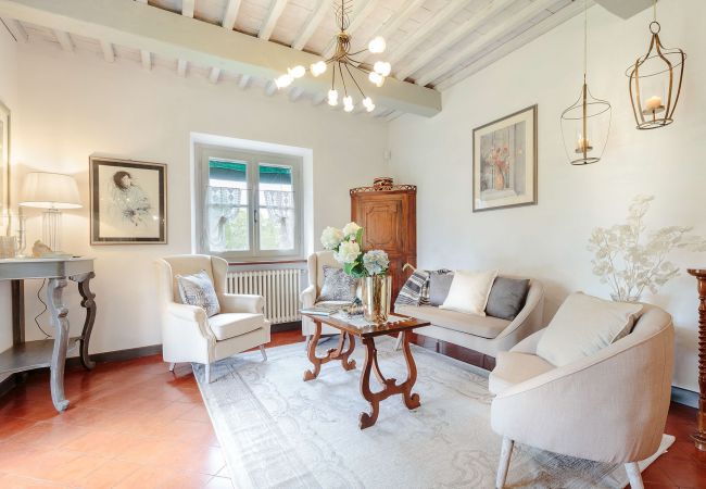 Villa i Lucca - VILLA D'AMICO, charming indulgence overlooking Lucca Town Centre Villa i Lucca - VILLA D'AMICO, charming indulgence overlooking Lucca Town Centre