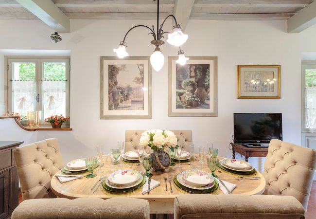 Villa i Lucca - VILLA D'AMICO, charming indulgence overlooking Lucca Town Centre Villa i Lucca - VILLA D'AMICO, charming indulgence overlooking Lucca Town Centre