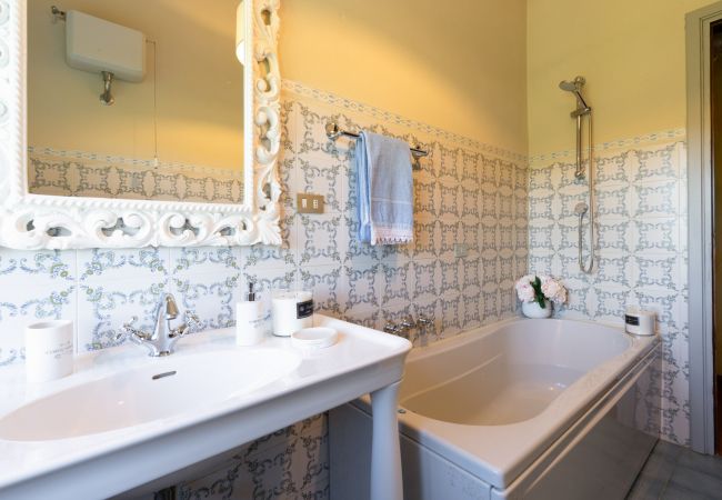 Villa i Lucca - VILLA D'AMICO, charming indulgence overlooking Lucca Town Centre Villa i Lucca - VILLA D'AMICO, charming indulgence overlooking Lucca Town Centre