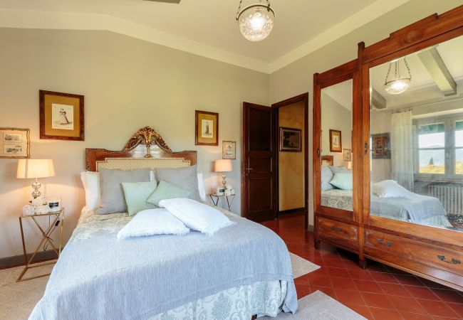 Villa i Lucca - VILLA D'AMICO, charming indulgence overlooking Lucca Town Centre Villa i Lucca - VILLA D'AMICO, charming indulgence overlooking Lucca Town Centre