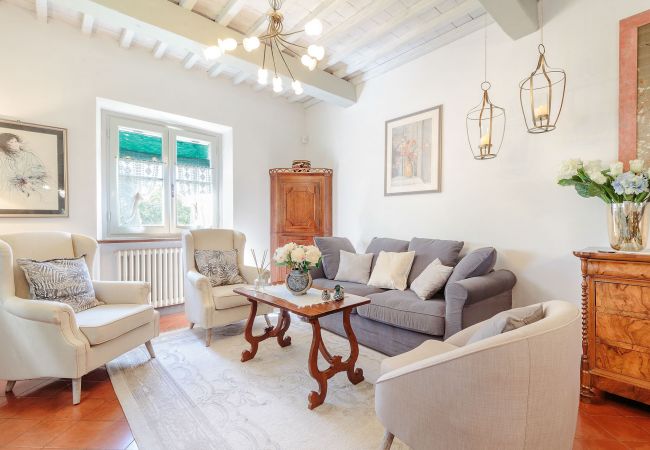 Villa i Lucca - VILLA D'AMICO, charming indulgence overlooking Lucca Town Centre Villa i Lucca - VILLA D'AMICO, charming indulgence overlooking Lucca Town Centre