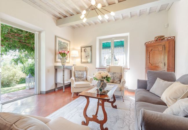 Villa i Lucca - VILLA D'AMICO, charming indulgence overlooking Lucca Town Centre Villa i Lucca - VILLA D'AMICO, charming indulgence overlooking Lucca Town Centre