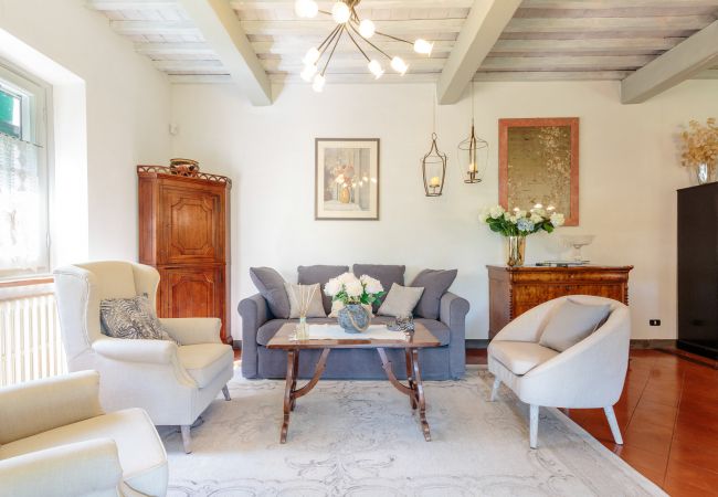 Villa i Lucca - VILLA D'AMICO, charming indulgence overlooking Lucca Town Centre Villa i Lucca - VILLA D'AMICO, charming indulgence overlooking Lucca Town Centre