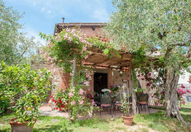 Villa i Aquilea - Romantic farmhouse villa in Lucca to sleep 5 guests with private pool and wi-fi Villa i Aquilea - Romantic farmhouse villa in Lucca to sleep 5 guests with private pool and wi-fi