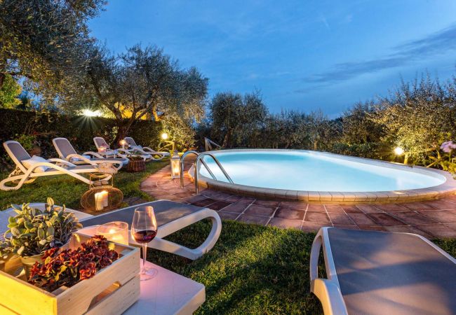 Villa i Aquilea - Romantic farmhouse villa in Lucca to sleep 5 guests with private pool and wi-fi Villa i Aquilea - Romantic farmhouse villa in Lucca to sleep 5 guests with private pool and wi-fi