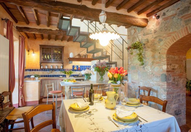 Villa i Aquilea - Romantic farmhouse villa in Lucca to sleep 5 guests with private pool and wi-fi Villa i Aquilea - Romantic farmhouse villa in Lucca to sleep 5 guests with private pool and wi-fi