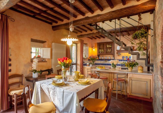 Villa i Aquilea - Romantic farmhouse villa in Lucca to sleep 5 guests with private pool and wi-fi Villa i Aquilea - Romantic farmhouse villa in Lucca to sleep 5 guests with private pool and wi-fi