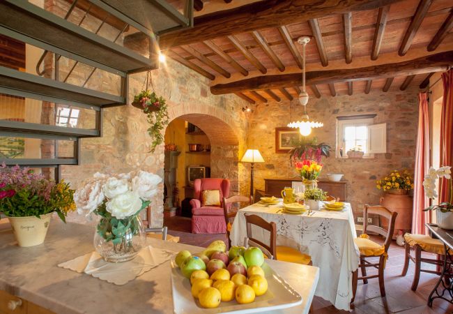 Villa i Aquilea - Romantic farmhouse villa in Lucca to sleep 5 guests with private pool and wi-fi Villa i Aquilea - Romantic farmhouse villa in Lucca to sleep 5 guests with private pool and wi-fi