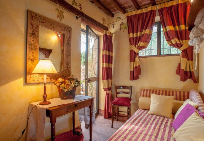 Villa i Aquilea - Romantic farmhouse villa in Lucca to sleep 5 guests with private pool and wi-fi Villa i Aquilea - Romantic farmhouse villa in Lucca to sleep 5 guests with private pool and wi-fi
