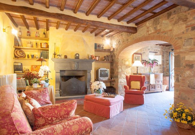 Villa i Aquilea - Romantic farmhouse villa in Lucca to sleep 5 guests with private pool and wi-fi Villa i Aquilea - Romantic farmhouse villa in Lucca to sleep 5 guests with private pool and wi-fi
