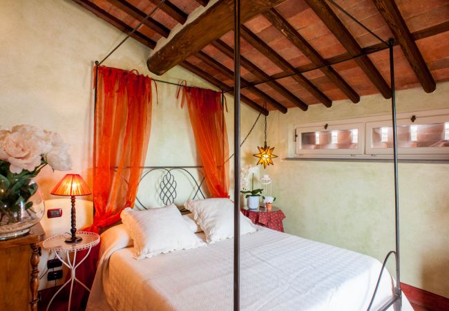 Villa i Aquilea - Romantic farmhouse villa in Lucca to sleep 5 guests with private pool and wi-fi Villa i Aquilea - Romantic farmhouse villa in Lucca to sleep 5 guests with private pool and wi-fi