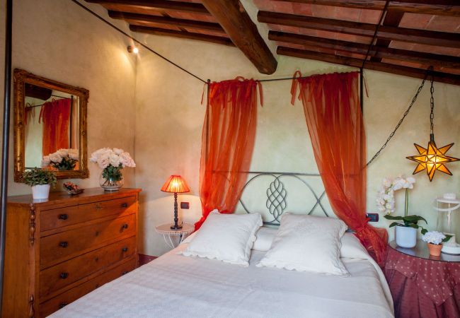 Villa i Aquilea - Romantic farmhouse villa in Lucca to sleep 5 guests with private pool and wi-fi Villa i Aquilea - Romantic farmhouse villa in Lucca to sleep 5 guests with private pool and wi-fi