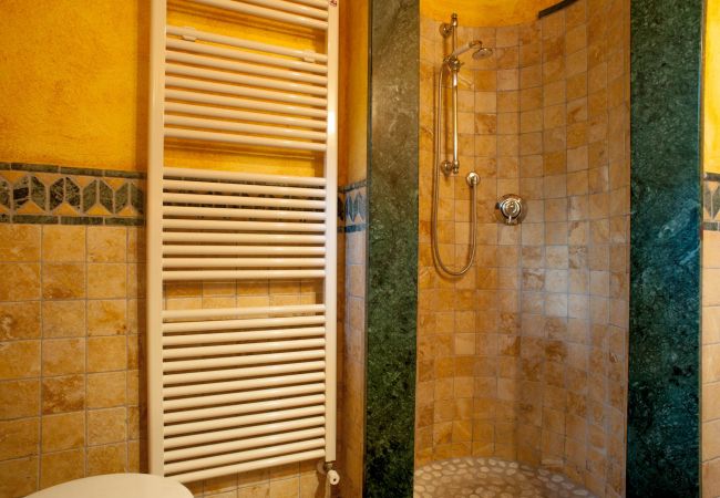 Villa i Aquilea - Romantic farmhouse villa in Lucca to sleep 5 guests with private pool and wi-fi Villa i Aquilea - Romantic farmhouse villa in Lucca to sleep 5 guests with private pool and wi-fi
