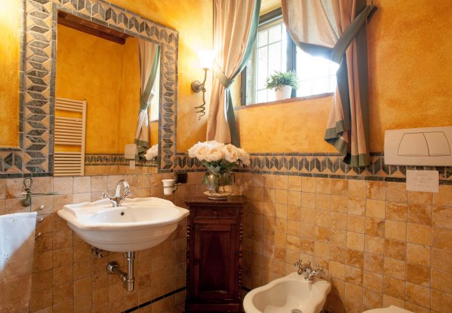 Villa i Aquilea - Romantic farmhouse villa in Lucca to sleep 5 guests with private pool and wi-fi Villa i Aquilea - Romantic farmhouse villa in Lucca to sleep 5 guests with private pool and wi-fi