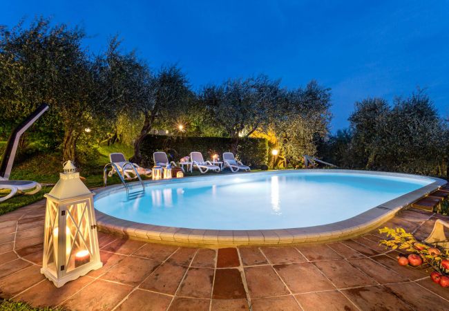 Villa i Aquilea - Romantic farmhouse villa in Lucca to sleep 5 guests with private pool and wi-fi Villa i Aquilea - Romantic farmhouse villa in Lucca to sleep 5 guests with private pool and wi-fi