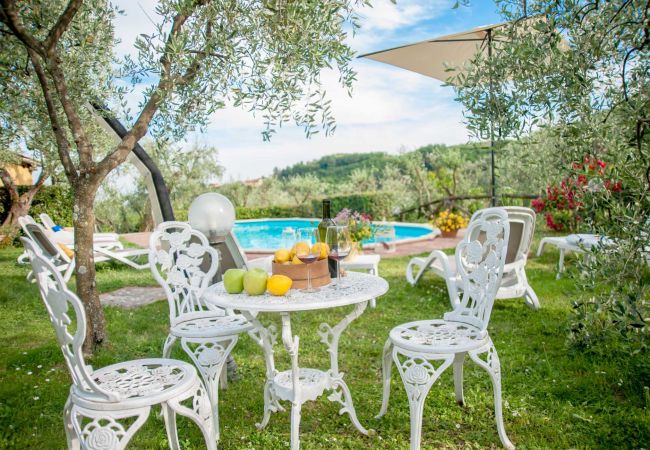 Villa i Aquilea - Romantic farmhouse villa in Lucca to sleep 5 guests with private pool and wi-fi Villa i Aquilea - Romantic farmhouse villa in Lucca to sleep 5 guests with private pool and wi-fi