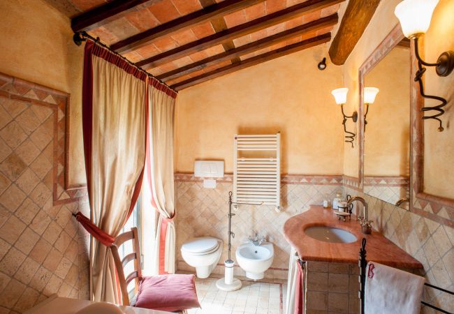 Villa i Aquilea - Romantic farmhouse villa in Lucca to sleep 5 guests with private pool and wi-fi Villa i Aquilea - Romantic farmhouse villa in Lucca to sleep 5 guests with private pool and wi-fi