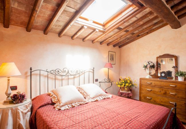 Villa i Aquilea - Romantic farmhouse villa in Lucca to sleep 5 guests with private pool and wi-fi Villa i Aquilea - Romantic farmhouse villa in Lucca to sleep 5 guests with private pool and wi-fi