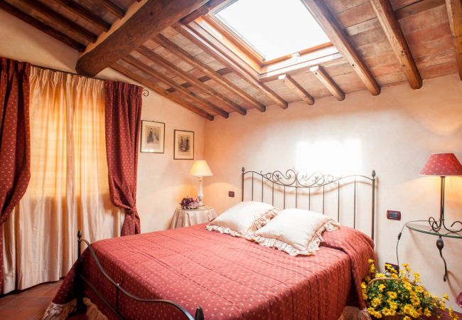Villa i Aquilea - Romantic farmhouse villa in Lucca to sleep 5 guests with private pool and wi-fi Villa i Aquilea - Romantic farmhouse villa in Lucca to sleep 5 guests with private pool and wi-fi