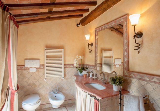 Villa i Aquilea - Romantic farmhouse villa in Lucca to sleep 5 guests with private pool and wi-fi Villa i Aquilea - Romantic farmhouse villa in Lucca to sleep 5 guests with private pool and wi-fi