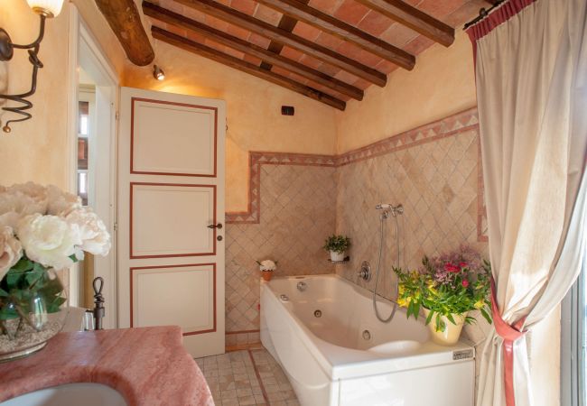 Villa i Aquilea - Romantic farmhouse villa in Lucca to sleep 5 guests with private pool and wi-fi Villa i Aquilea - Romantic farmhouse villa in Lucca to sleep 5 guests with private pool and wi-fi