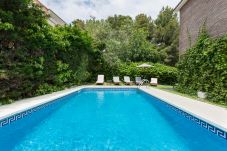 Stuga i Castelldefels - Villa with pool and sea views in...