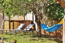 Stuga i Muro - Casa de Pueblo 015 con piscina privada, jardín, terraza, barbacoa y WiFi