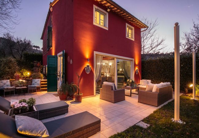 Villa i Capannori - VILLA CATIA Farmhouse. 3 Luxury Bedrooms, a Pool, a Jacuzzi and a Dream-Like Getaway Experience Villa i Capannori - VILLA CATIA Farmhouse. 3 Luxury Bedrooms, a Pool, a Jacuzzi and a Dream-Like Getaway Experience