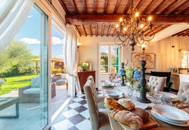 Villa i Capannori - VILLA CATIA Farmhouse. 3 Luxury Bedrooms, a Pool, a Jacuzzi and a Dream-Like Getaway Experience Villa i Capannori - VILLA CATIA Farmhouse. 3 Luxury Bedrooms, a Pool, a Jacuzzi and a Dream-Like Getaway Experience