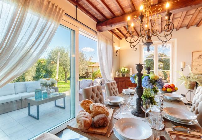 Villa i Capannori - VILLA CATIA Farmhouse. 3 Luxury Bedrooms, a Pool, a Jacuzzi and a Dream-Like Getaway Experience Villa i Capannori - VILLA CATIA Farmhouse. 3 Luxury Bedrooms, a Pool, a Jacuzzi and a Dream-Like Getaway Experience