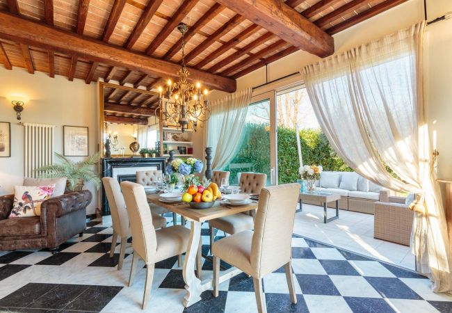 Villa i Capannori - VILLA CATIA Farmhouse. 3 Luxury Bedrooms, a Pool, a Jacuzzi and a Dream-Like Getaway Experience Villa i Capannori - VILLA CATIA Farmhouse. 3 Luxury Bedrooms, a Pool, a Jacuzzi and a Dream-Like Getaway Experience