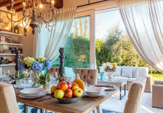 Villa i Capannori - VILLA CATIA Farmhouse. 3 Luxury Bedrooms, a Pool, a Jacuzzi and a Dream-Like Getaway Experience Villa i Capannori - VILLA CATIA Farmhouse. 3 Luxury Bedrooms, a Pool, a Jacuzzi and a Dream-Like Getaway Experience