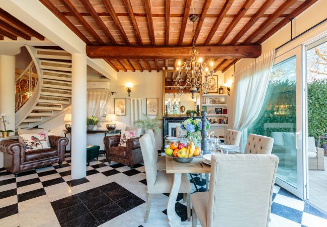 Villa i Capannori - VILLA CATIA Farmhouse. 3 Luxury Bedrooms, a Pool, a Jacuzzi and a Dream-Like Getaway Experience Villa i Capannori - VILLA CATIA Farmhouse. 3 Luxury Bedrooms, a Pool, a Jacuzzi and a Dream-Like Getaway Experience