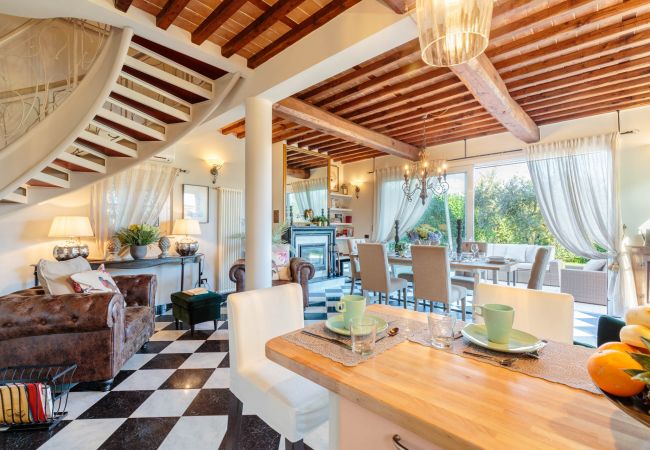 Villa i Capannori - VILLA CATIA Farmhouse. 3 Luxury Bedrooms, a Pool, a Jacuzzi and a Dream-Like Getaway Experience Villa i Capannori - VILLA CATIA Farmhouse. 3 Luxury Bedrooms, a Pool, a Jacuzzi and a Dream-Like Getaway Experience