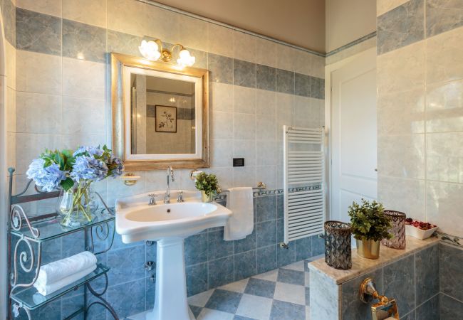 Villa i Capannori - VILLA CATIA Farmhouse. 3 Luxury Bedrooms, a Pool, a Jacuzzi and a Dream-Like Getaway Experience Villa i Capannori - VILLA CATIA Farmhouse. 3 Luxury Bedrooms, a Pool, a Jacuzzi and a Dream-Like Getaway Experience