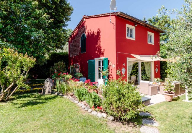 Villa i Capannori - VILLA CATIA Farmhouse. 3 Luxury Bedrooms, a Pool, a Jacuzzi and a Dream-Like Getaway Experience Villa i Capannori - VILLA CATIA Farmhouse. 3 Luxury Bedrooms, a Pool, a Jacuzzi and a Dream-Like Getaway Experience