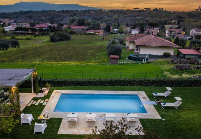 Villa i Capannori - VILLA CATIA Farmhouse. 3 Luxury Bedrooms, a Pool, a Jacuzzi and a Dream-Like Getaway Experience Villa i Capannori - VILLA CATIA Farmhouse. 3 Luxury Bedrooms, a Pool, a Jacuzzi and a Dream-Like Getaway Experience