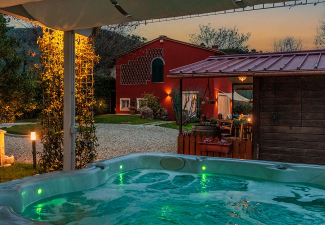 Villa i Capannori - VILLA CATIA Farmhouse. 3 Luxury Bedrooms, a Pool, a Jacuzzi and a Dream-Like Getaway Experience Villa i Capannori - VILLA CATIA Farmhouse. 3 Luxury Bedrooms, a Pool, a Jacuzzi and a Dream-Like Getaway Experience