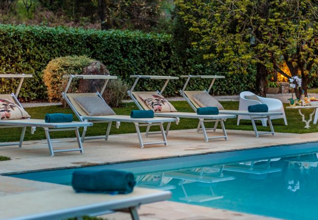 Villa i Capannori - VILLA CATIA Farmhouse. 3 Luxury Bedrooms, a Pool, a Jacuzzi and a Dream-Like Getaway Experience Villa i Capannori - VILLA CATIA Farmhouse. 3 Luxury Bedrooms, a Pool, a Jacuzzi and a Dream-Like Getaway Experience