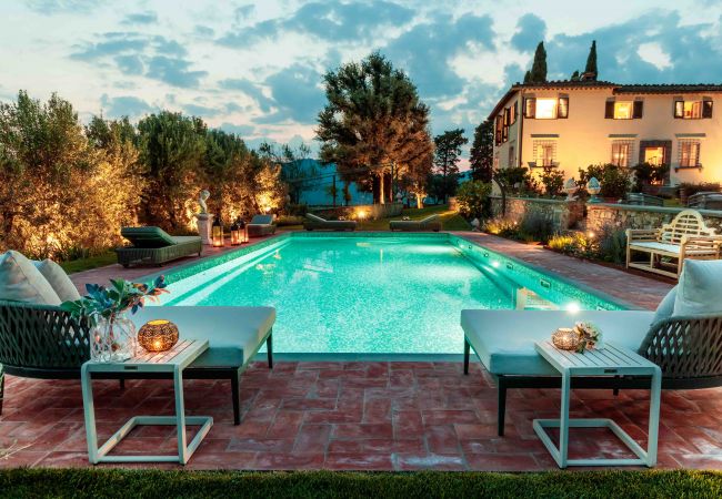 Hus i Lucca - VILLA IL CASTELLO: Vibrant Sanctuary of Enchanting Colours. 6 Bedrooms, Private Pool