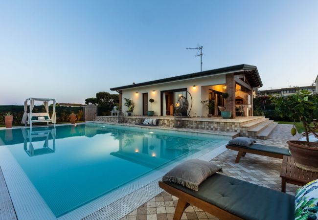 Hus i Viareggio - The Luxury Beach Villa with shared Swimming Pool, between Viareggio and Torre del Lago Puccini