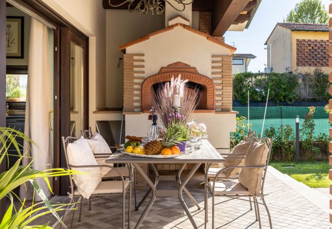 Villa i Viareggio - The Luxury Beach Villa with shared Swimming Pool, between Viareggio and Torre del Lago Puccini Villa i Viareggio - The Luxury Beach Villa with shared Swimming Pool, between Viareggio and Torre del Lago Puccini