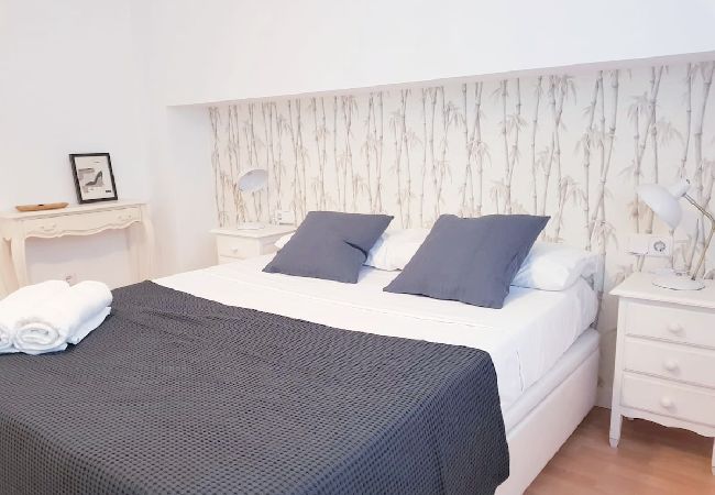  i Valencia - Lovely 2 Bedroom Wifi AC Flat by the Turia Gardens 