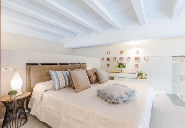 Lägenhet i Lucca - Luxury 1 Bedroom Apartment with Elevator inside the Walls of Lucca by the Main Square Piazza San Michele Lägenhet i Lucca - Luxury 1 Bedroom Apartment with Elevator inside the Walls of Lucca by the Main Square Piazza San Michele