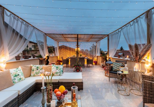 i Lucca - Casa Gina, a modern charming urban retreat with free parking by the train station and the Walls of Lucca