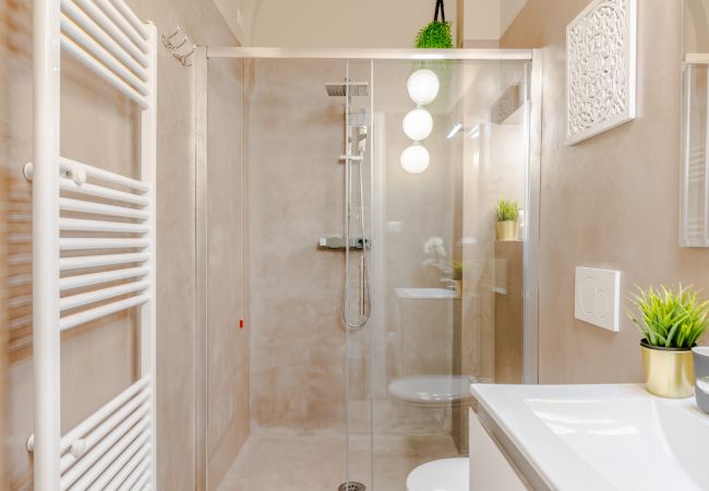 Lägenhet i Lucca - Casa Gina, a modern charming urban retreat with free parking by the train station and the Walls of Lucca Lägenhet i Lucca - Casa Gina, a modern charming urban retreat with free parking by the train station and the Walls of Lucca